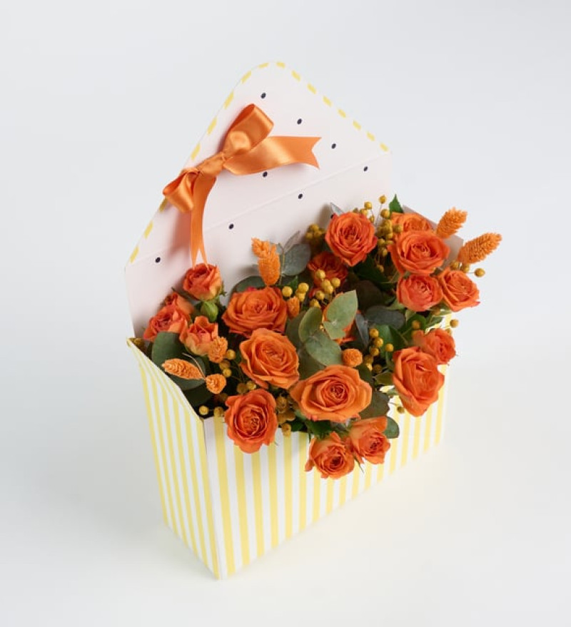 Sarı Çizgili Zarfta Turuncu Çardak Güller