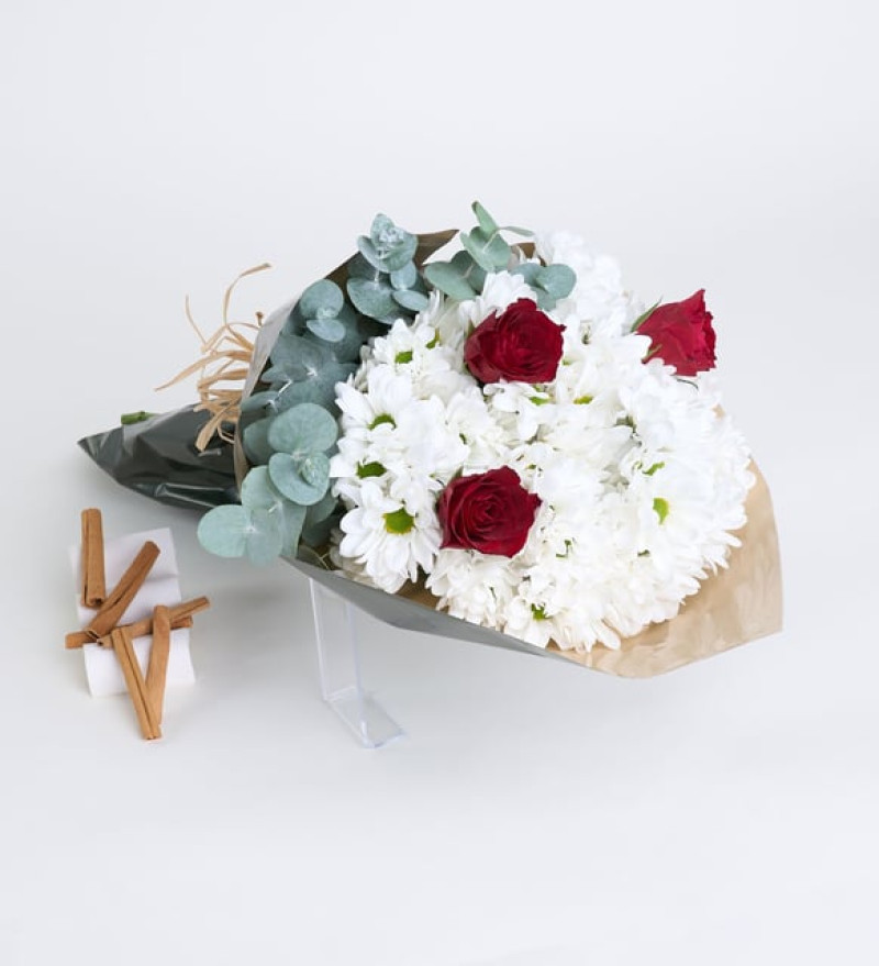 Yeşil Kahve Bukette Kırmızı Güller ve Papatyalar