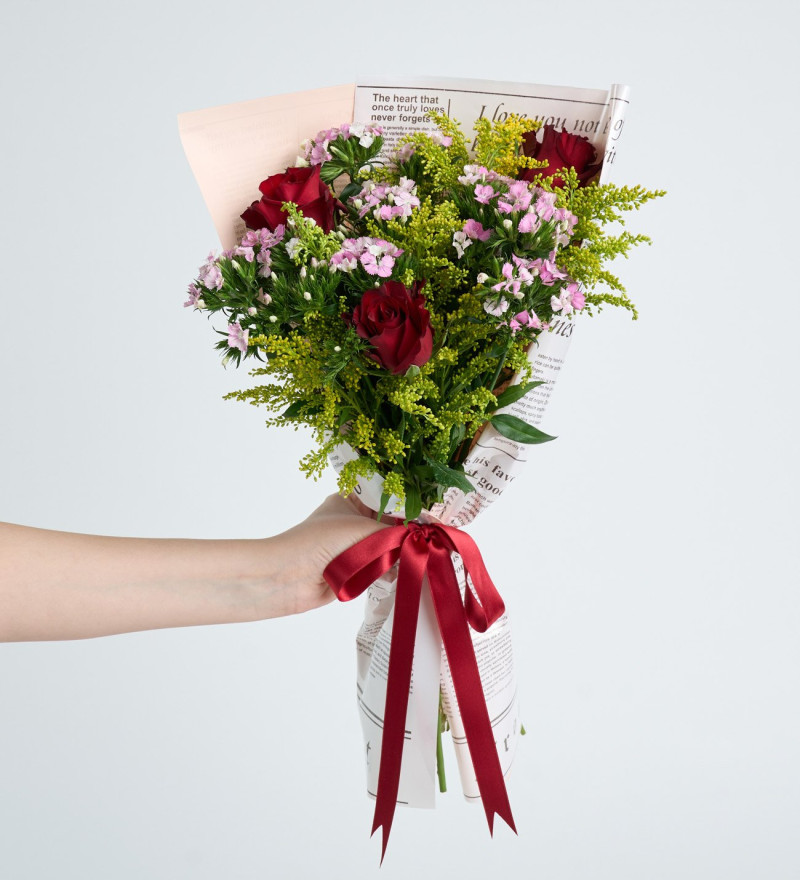 Pembe Gazete Bukette Hüsnüyusuf ve Kırmızı Güller