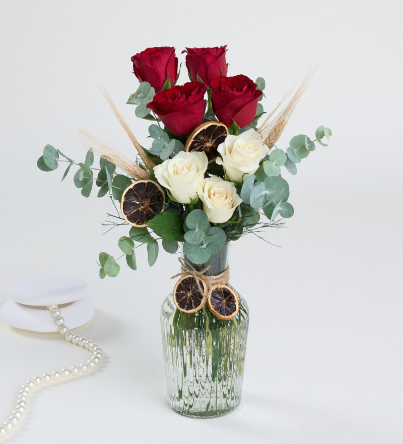 Çizgili Cam Vazoda Kırmızı ve Beyaz Güller