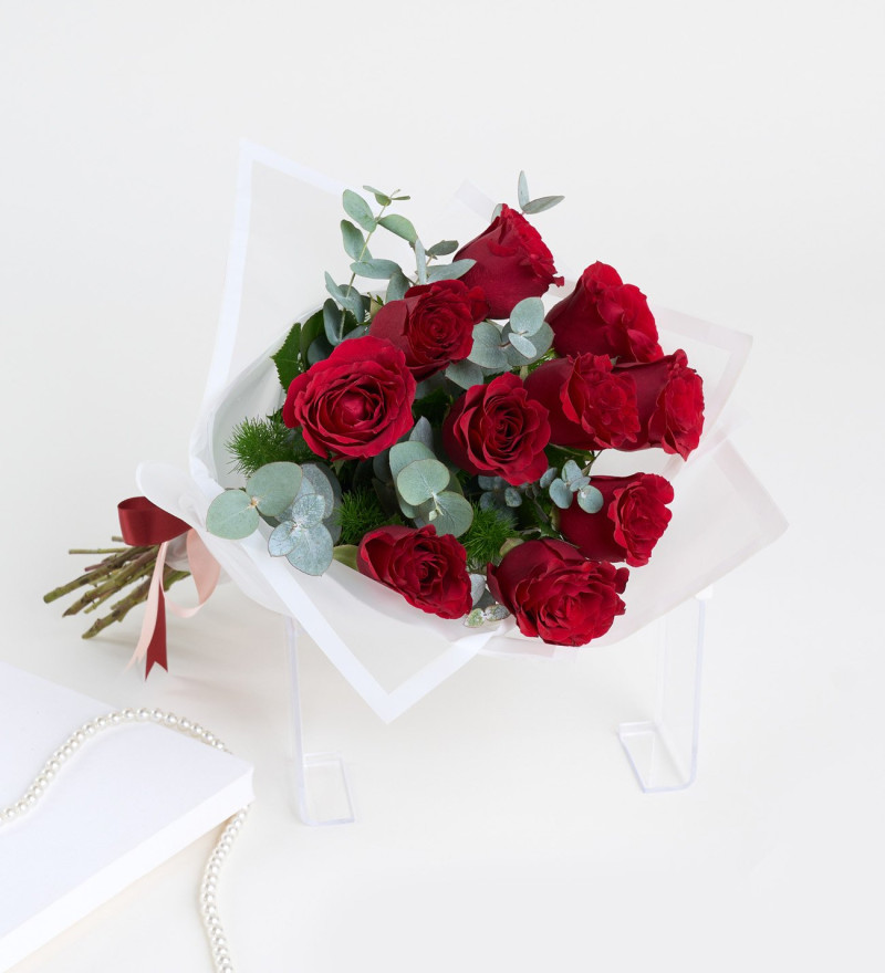 Beyaz Bukette 10 Kırmızı Gül