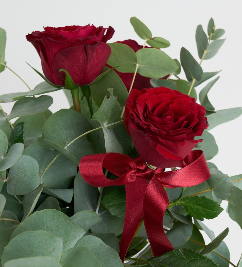 Akvaryumda Kırmızı Güller ve Kalpli Çikolata Kutusu 125g