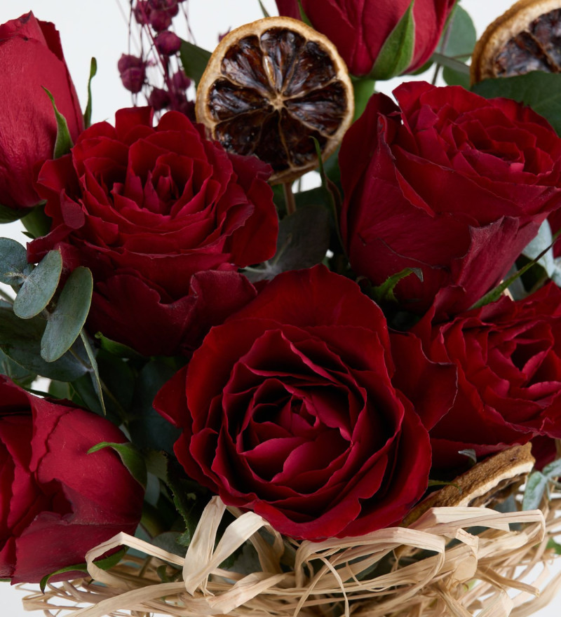 Zeytin Yeşili Cam Vazoda 9'lu Kırmızı Gül Buketi