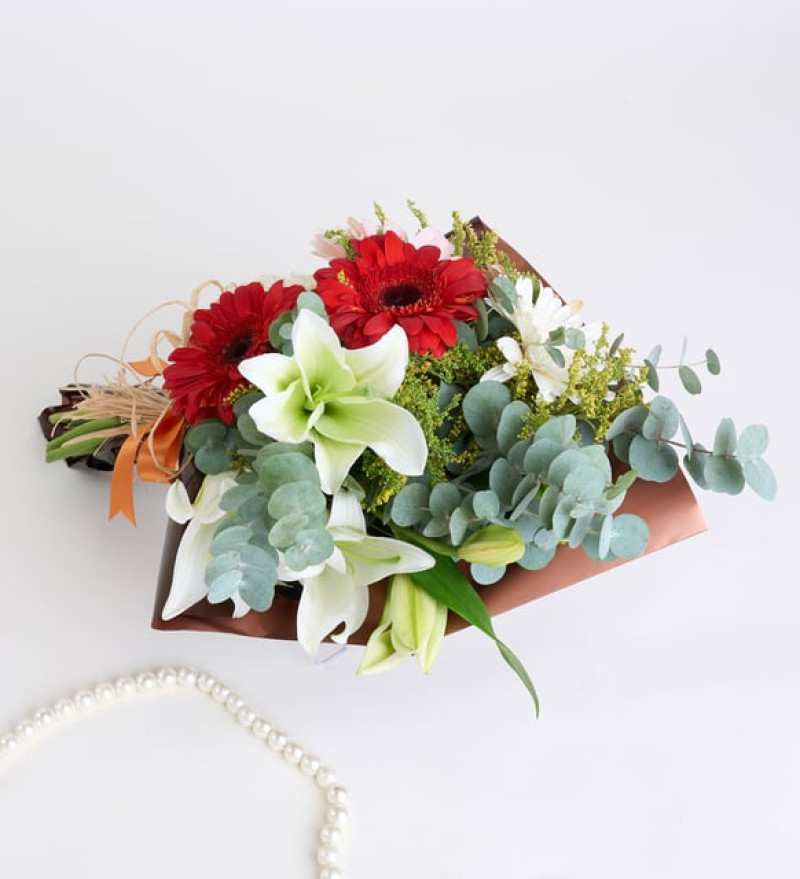 Koyu ve Açık Kahve Bukette Gerberalar ve Lilyum