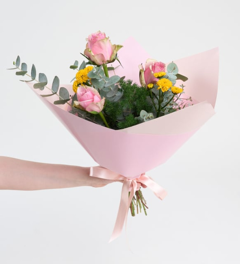 Pembe Bukette Pembe Güller ve Sarı Top Krizantemler
