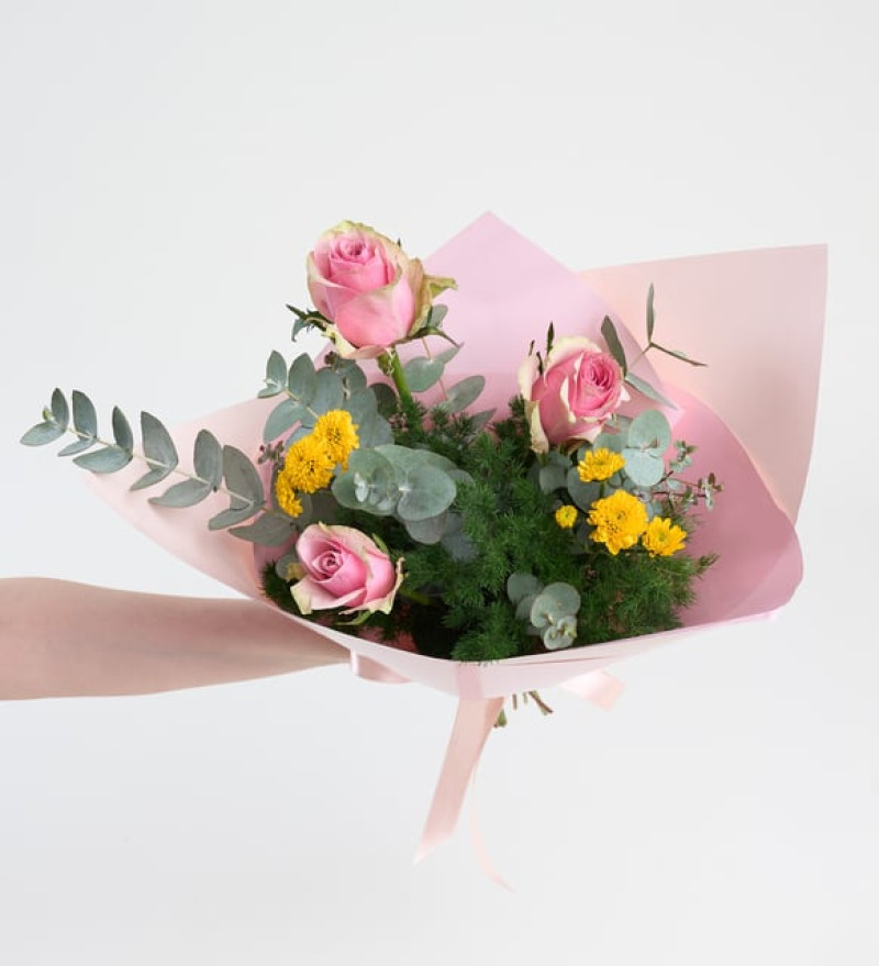 Pembe Bukette Pembe Güller ve Sarı Top Krizantemler