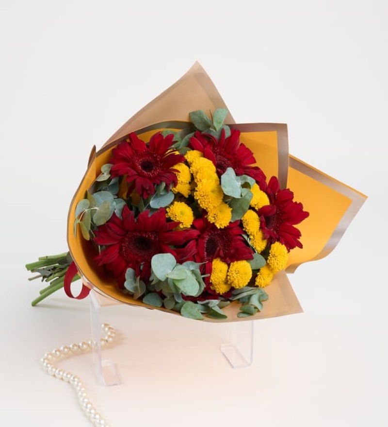 Sarı Bukette Kırmızı Gerberalar ve Sarı Krizantem